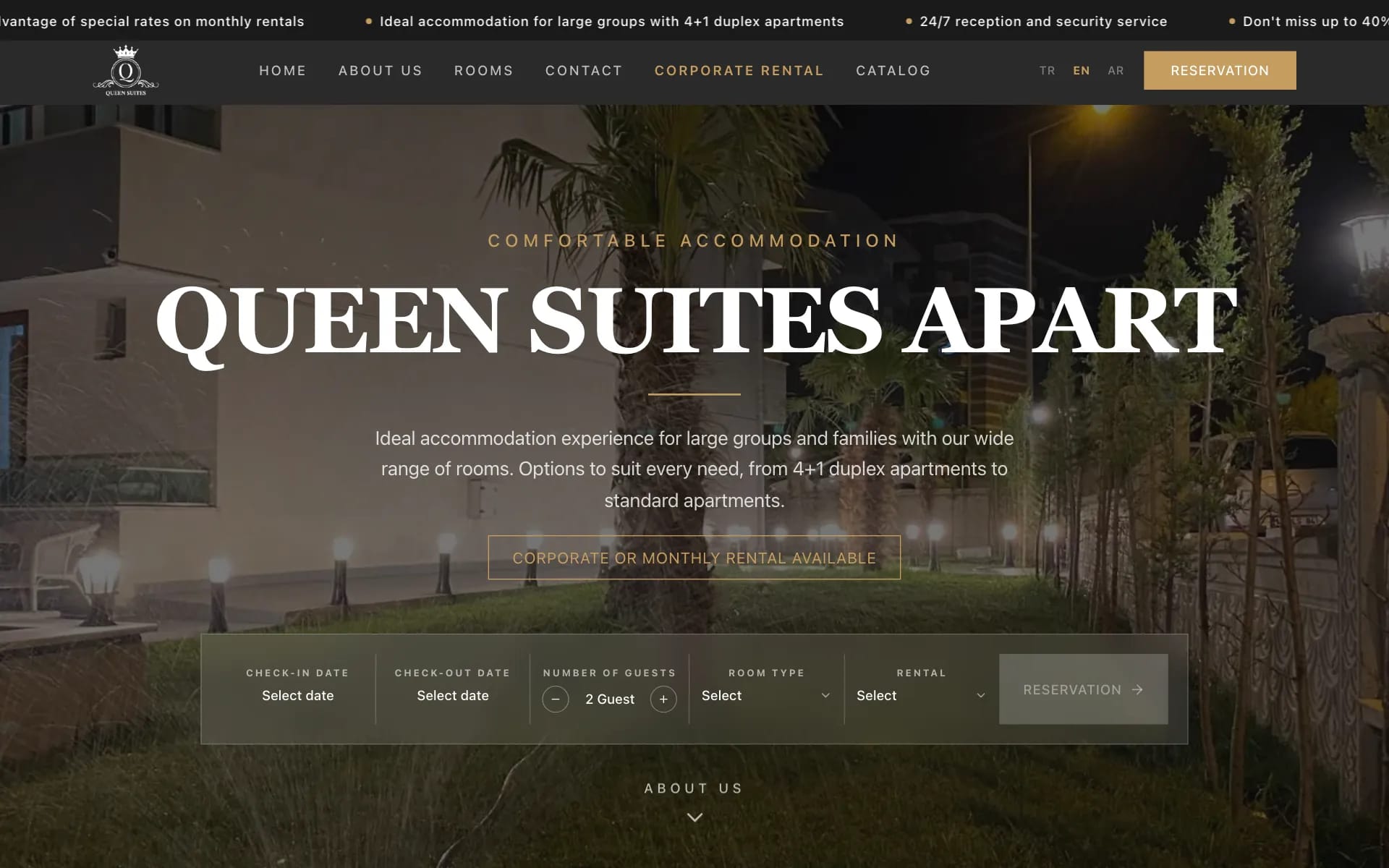 Queen Suites ana sayfası: gece çekilmiş bahçe fotoğrafı üzerinde “Queen Suites Apart” başlığı ve rezervasyon formu