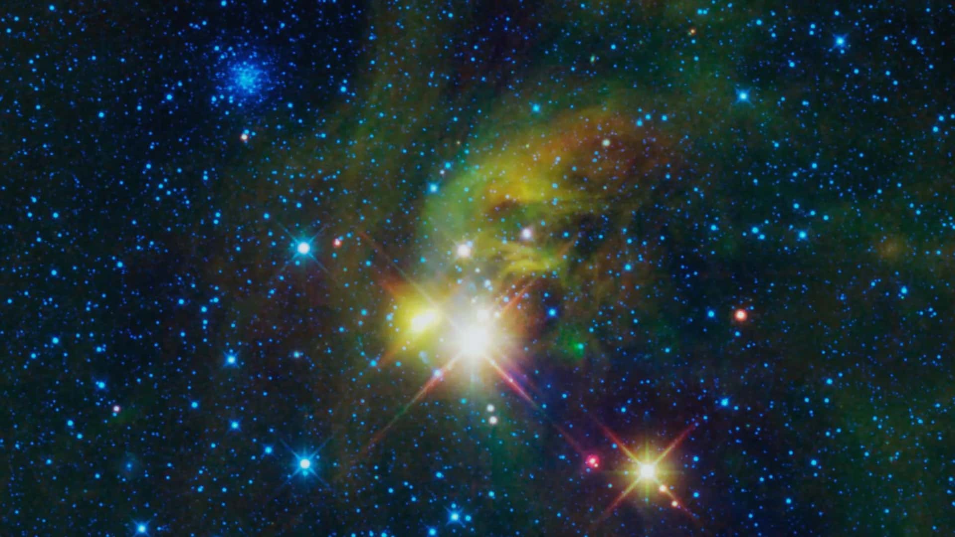 WISE kızılötesi gözlem uydusu ile görüntülenen, Yay ve Güney Tacı takımyıldızlarının sınırındaki genç ve yaşlı yıldız kümeleri (NASA, JPL-Caltech)