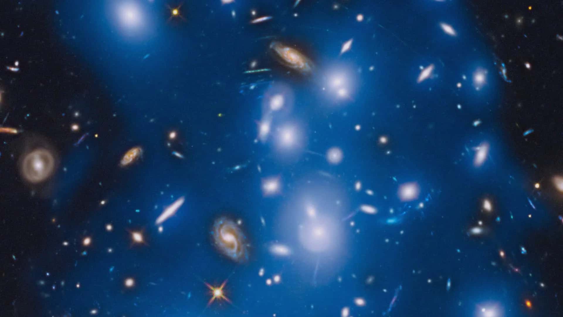 Hubble Uzay Teleskobu ile görüntülenen galaksi kümesi Abell 2744 (Pandora Kümesi) (NASA, ESA, STScI)